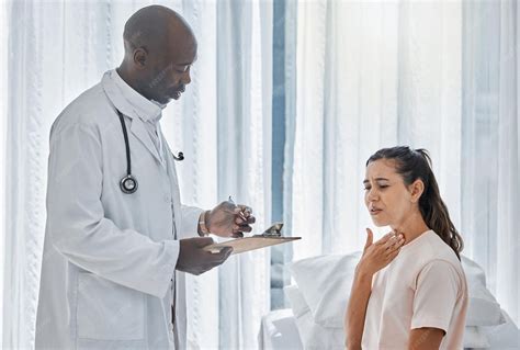 Mujer embarazada consultando con su médico sobre el uso de spa