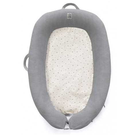 Nido de colecho Jane Growing Baby Nest abierto, mostrando su interior espacioso y el sistema de ajuste para el crecimiento del bebé.