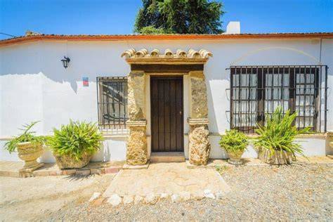 Fotografía exterior de Villa Los Mellizos con piscina y jardín en Peñaflor