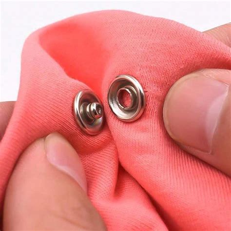 Muestra de broches de presión, cierres autoadherentes y elásticos para pañales de tela caseros
