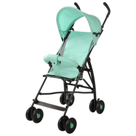Foto de carrito de bebé con sombrilla y muselina ligera