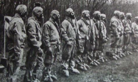 Foto histórica de los liquidadores de Chernóbil en tareas de limpieza, con equipamiento rudimentario.