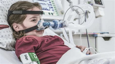 Niño utilizando una máscara CPAP durante el sueño