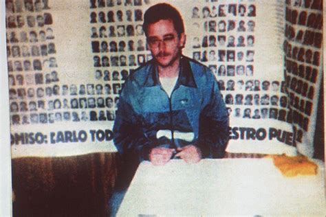 Fotografía de José Antonio Ortega Lara saludando desde el balcón de su casa, acompañado de su esposa e hijo.