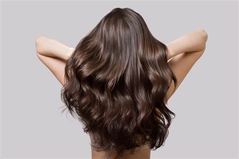 Mujer lactando con cabello visiblemente saludable, con enfoque en el cabello.