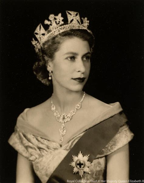 Retrato oficial de la Reina Isabel II
