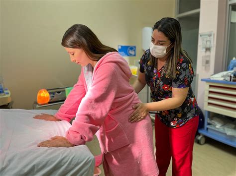 Matrona asistiendo a una mujer durante el parto