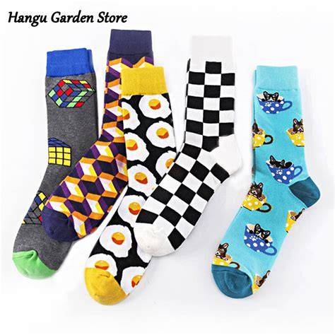 Variedad de calcetines de bebé con diseños coloridos y divertidos.