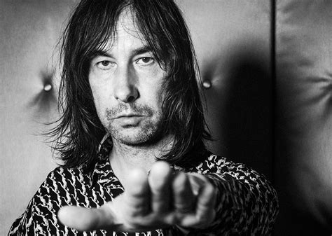 Bobby Gillespie joven tocando la batería con The Jesus and Mary Chain