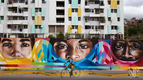 Foto de una comunidad diversa en un barrio urbano con arte callejero