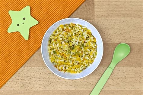 plato colorido con arroz, verduras y marisco para bebé de 18 meses