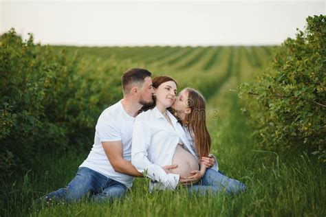 foto de una familia feliz o mujer embarazada sonriendo