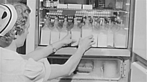 enfermera acomodando botellas de fórmula, 1942
