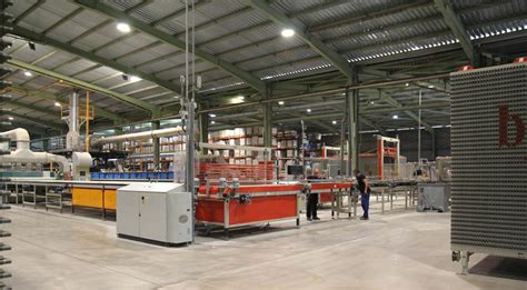 Imagen de las instalaciones productivas de Fyneco en Murcia, mostrando laboratorios y áreas de producción.