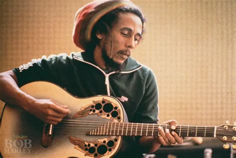Foto de Bob Marley con su guitarra