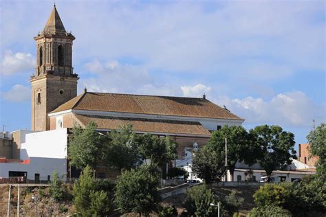 Fotografía de la Parroquia de Nuestra Señora de la Consolación de Aznalcóllar con personas en el exterior