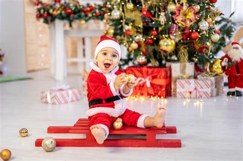 Familia celebrando la Navidad con un bebé disfrazado de Mamá Noel
