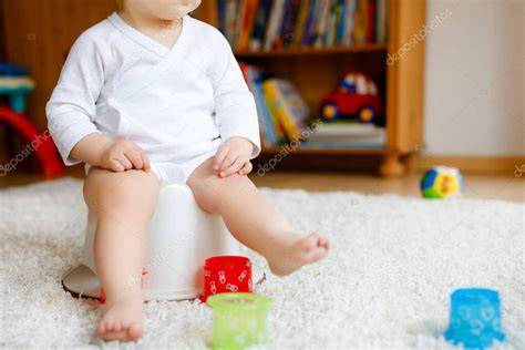 Foto: niño pequeño utilizando un orinal adaptado a su tamaño en un ambiente relajado y positivo.