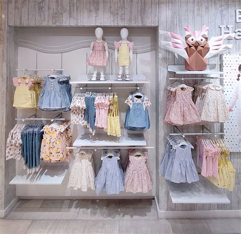 Fachada de un almacén de ropa infantil con el letrero 