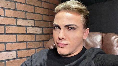 Fotografía de archivo de Cristian Castro o representación conceptual del estilo de vida del artista