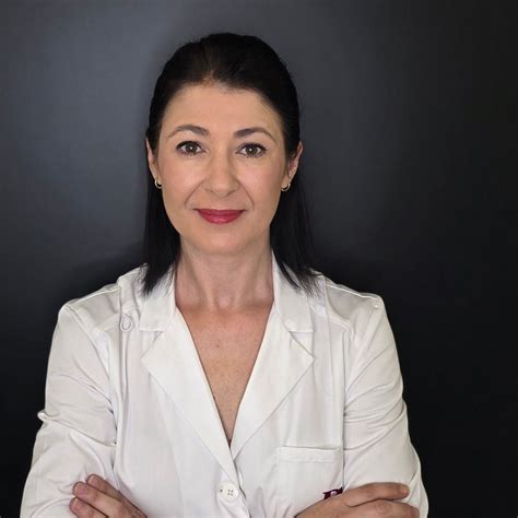 Fotografía profesional de la Dra. Carmela Baeza en su entorno clínico