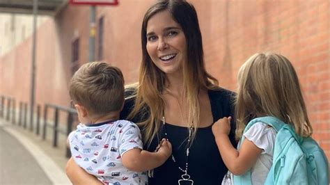 Natalia Sánchez amamantando a sus dos hijos