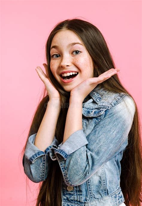 fotografía de una niña sonriente