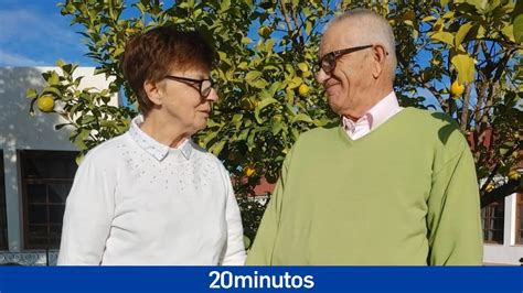 Fotografía histórica de la pareja protagonista, Mariluz y Antonio, paseando juntos por el jardín de la fundación Promi.