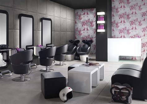 Interior moderno y acogedor de un salón de peluquería y estética profesional