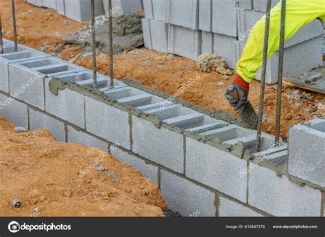 Ilustración de un derrumbe de construcción con bloques de hormigón