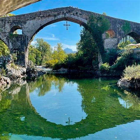 Ilustración de la confluencia del río Güeña con el Sella bajo el puente romano de Cangas de Onís