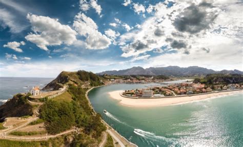 Fotografía aérea de la ría de Ribadesella, mostrando la desembocadura del Sella en el Cantábrico