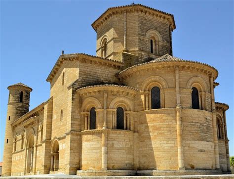 Iglesia románica con elementos artísticos destacando