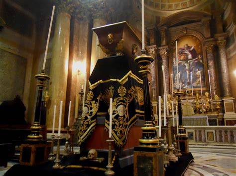 Fotografía del catafalco restaurado durante el acto de la Ofrenda a la Virgen en Paterna