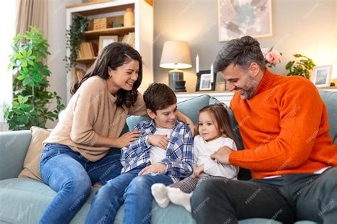 Collage de fotografías mostrando momentos tiernos y alegres de padres con sus hijos pequeños