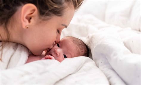 Fotografía artística de un collar de leche materna que simboliza el vínculo entre madre e hijo