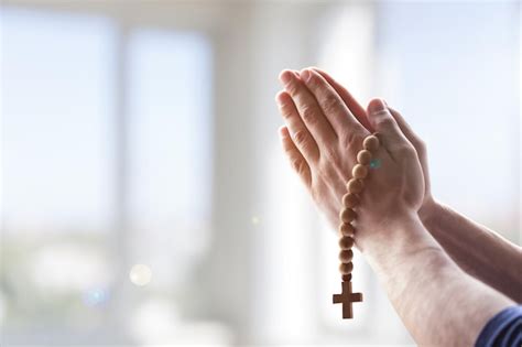 Imagen de una persona en actitud de oración al amanecer frente a una ventana, simbolizando el inicio de un nuevo día con esperanza.