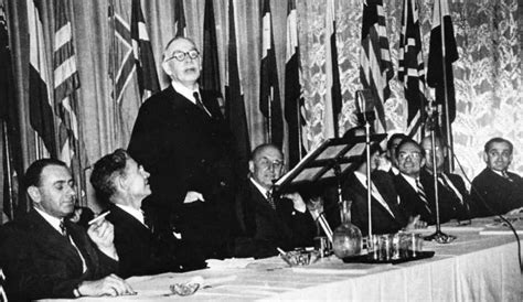 Esquema cronológico de la Conferencia de Bretton Woods y la fundación de las instituciones financieras de 1944.