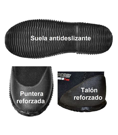 Foto de escarpines Saguaro con cierre de velcro, mostrando la suela y el material flexible.