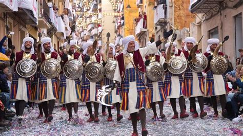 Fotografía de los capitanes y abanderados moros y cristianos durante el acto del Parlamento frente al Ayuntamiento.