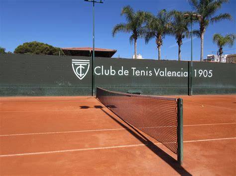Fotografía antigua de la familia o del club de tenis de El Palmar donde se crio el tenista