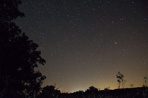 Representación artística de un firmamento estrellado, simbolizando la búsqueda introspectiva del ser ausente mencionado en la letra.