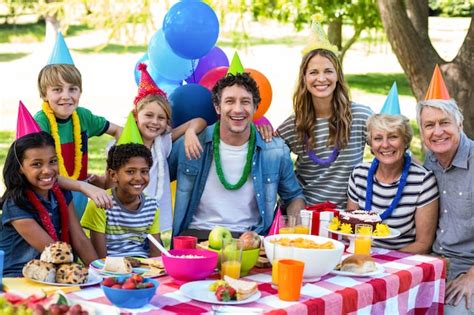 Fotografía de una familia feliz celebrando un momento especial