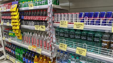 Variedad de bebidas funcionales japonesas en estanterías de supermercado.