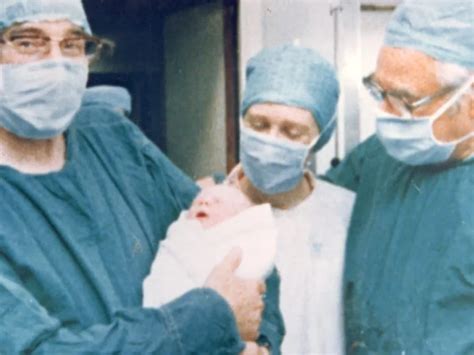 Fotografía histórica de Louise Brown, el primer bebé probeta, con sus padres y el equipo médico