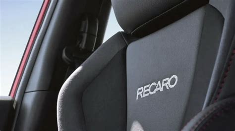 Logotipo de Recaro y un collage de sus sillas de coche más populares