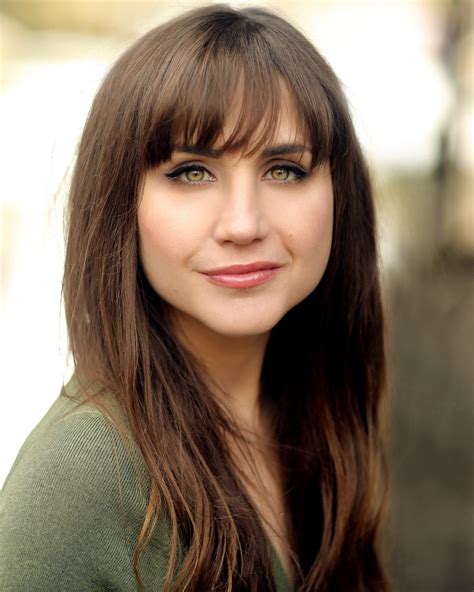 Una foto de Natasia Demetriou en su papel de Sophie en 