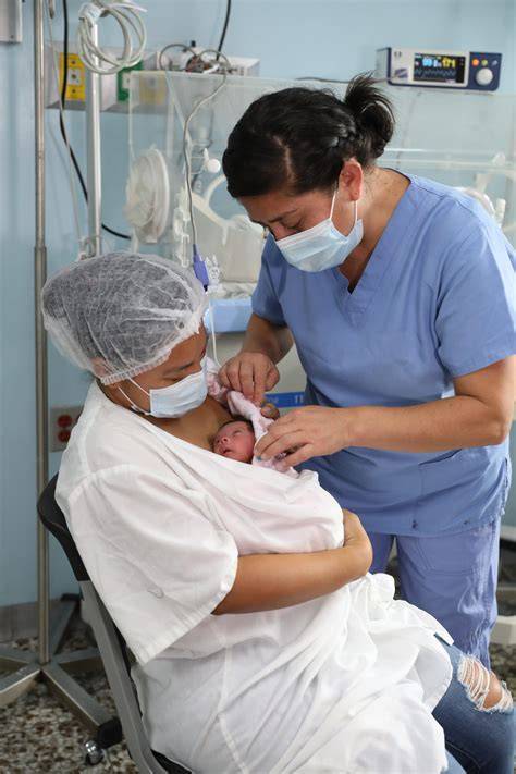 Padres realizando método canguro con su neonato