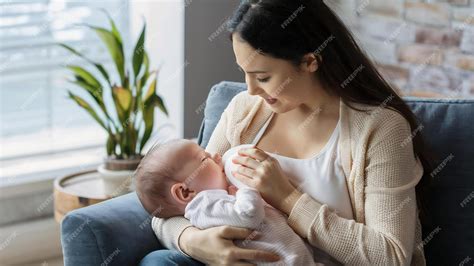 Fotografía de madre amamantando a su bebé en un ambiente fresco y relajado de verano