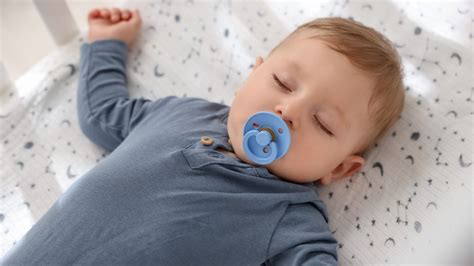 Imagen de un bebé durmiendo con un chupete